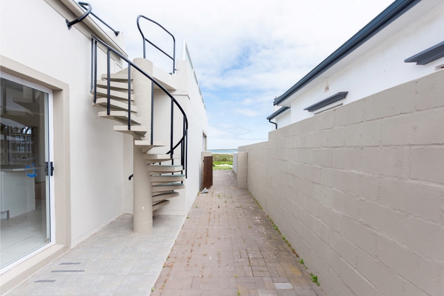 4 Bedroom Property for Sale in Middedorp Western Cape